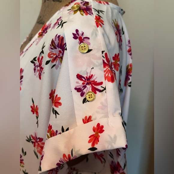 Lovely floral blouse-New with tag! - Picture 2 of 3